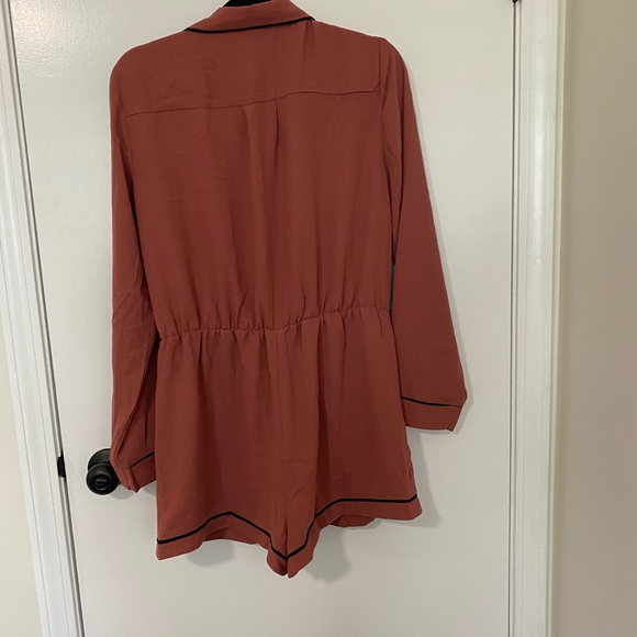 NWT Mauve pinkish and black romper - Picture 2 of 2